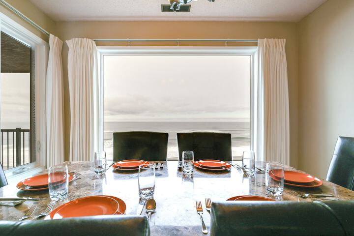 Lincoln City Condo: Pool Access Walk to Beach!