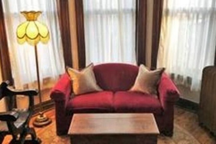 Vineyard Mansion & Carriage House Bed & Breakfast