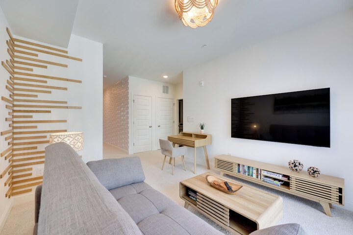 Modern Downtown Apt w / Balcony in Wake Forest!