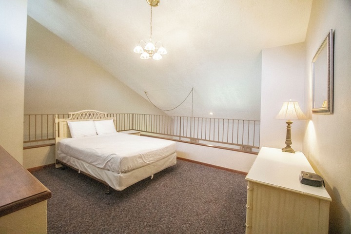 Room 5 of 15