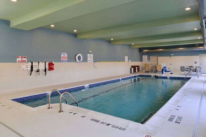 Holiday Inn Express & Suites Farmington Hills - Detroit by IHG