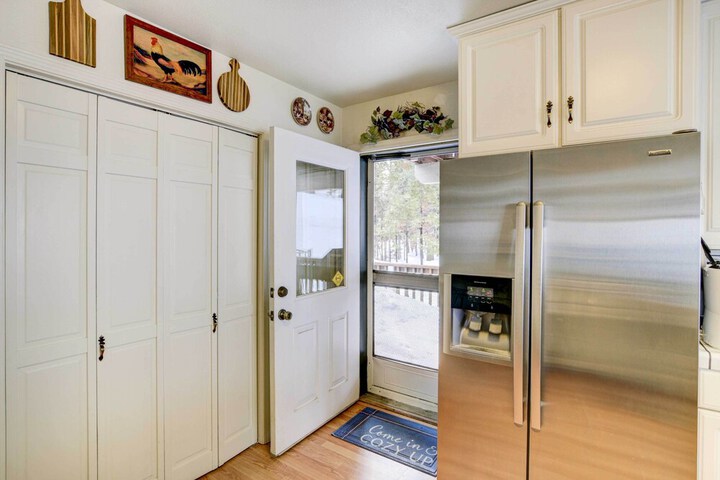 Pet-friendly California Cabin w / Beach Access