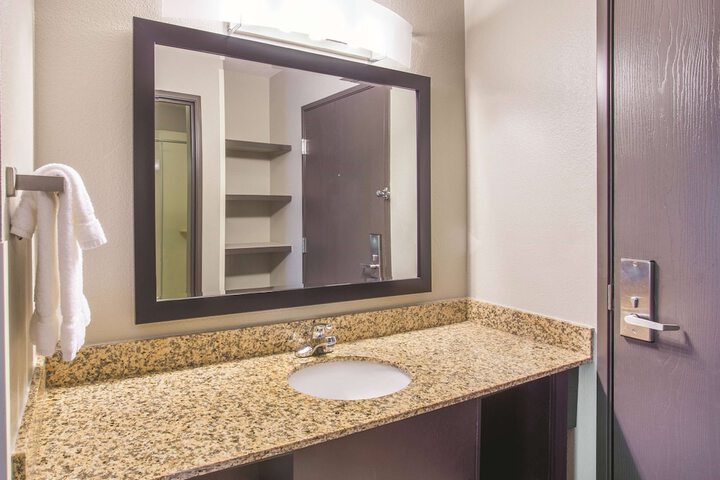 La Quinta Inn & Suites by Wyndham OFallon IL - St. Louis