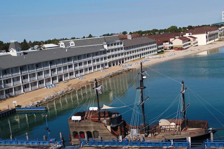 Hamilton Inn Select Beachfront Mackinaw City