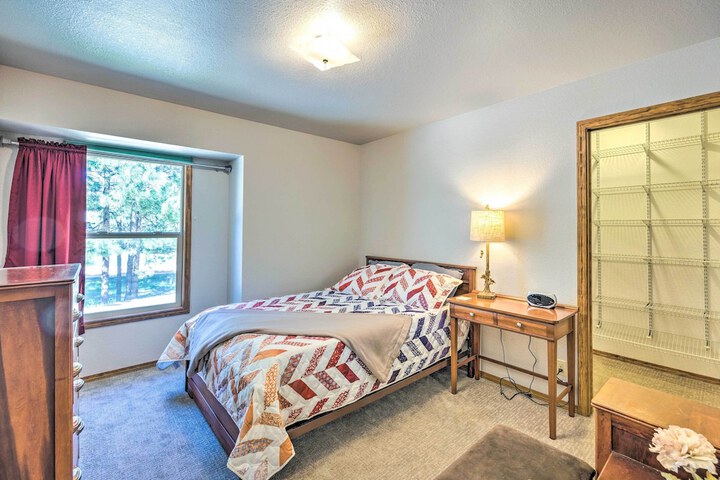 Serene Monument Sanctuary w / Patio & Fire Pit!
