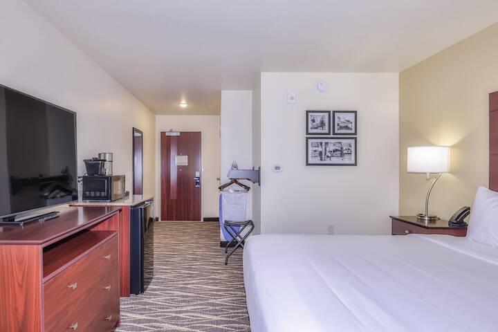 Cobblestone Hotel & Suites - Waukesha / West Milwaukee