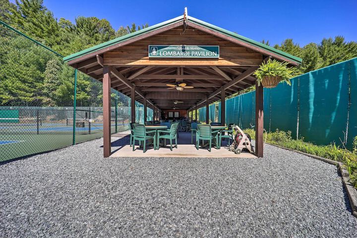 Lake & Pool Access! Outdoorsy Getaway in Newland