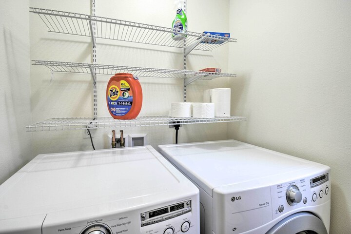 Pet-friendly Poulsbo Abode w / Mountain Views!