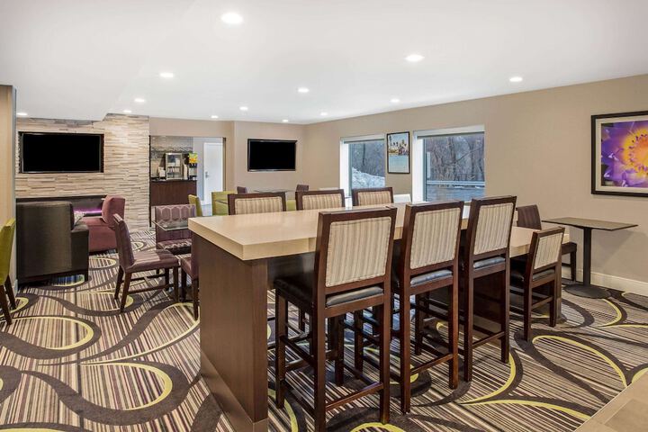 La Quinta Inn & Suites by Wyndham Hartford - Bradley Airport