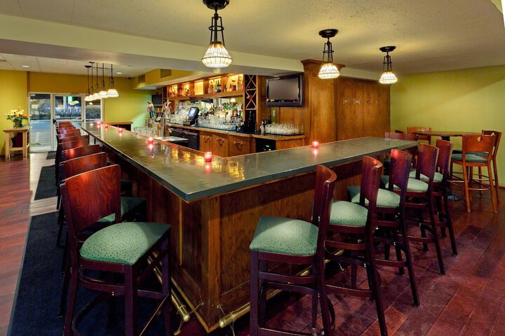Lounge 56 of 59