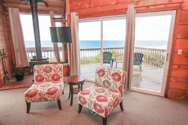 A Beachfront Fantasea 3 Br home by RedAwning