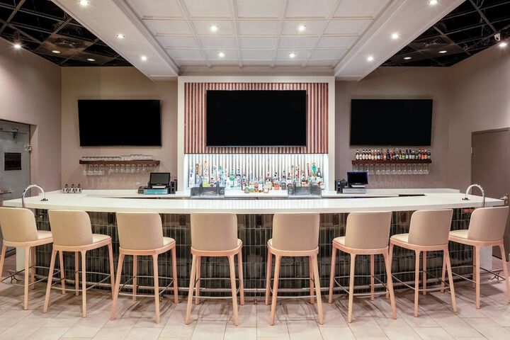 Lounge 68 of 76