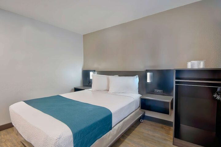 Room 10 of 25