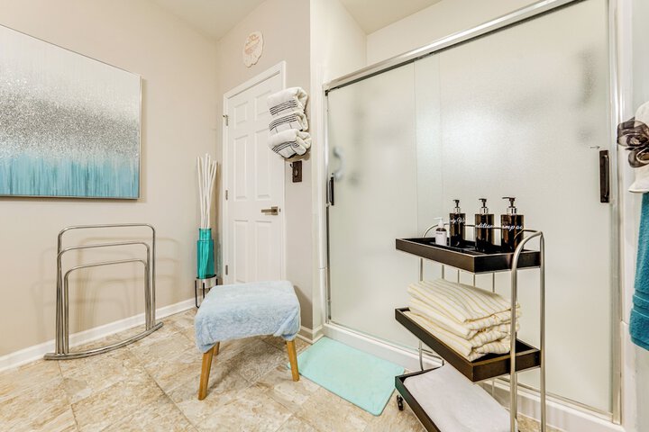 Spacious Waterfront Yorkville Getaway w / Yard