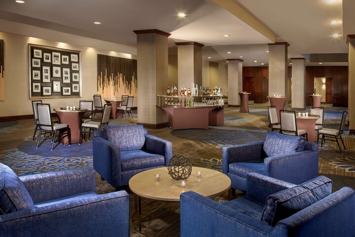 Lounge 73 of 76