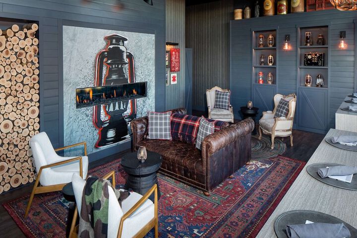 Lounge 41 of 50