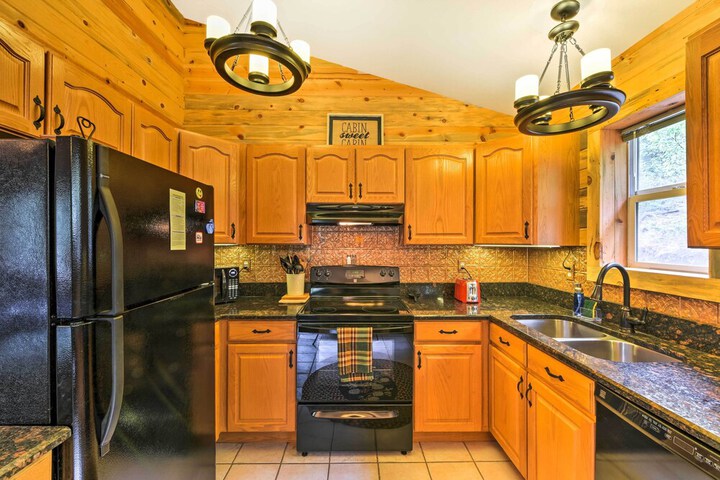 bobcat Trail Cabin on 3 Acres in Como!