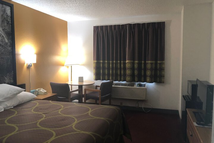 Super 8 by Wyndham Front Royal Near Shenandoah National Park