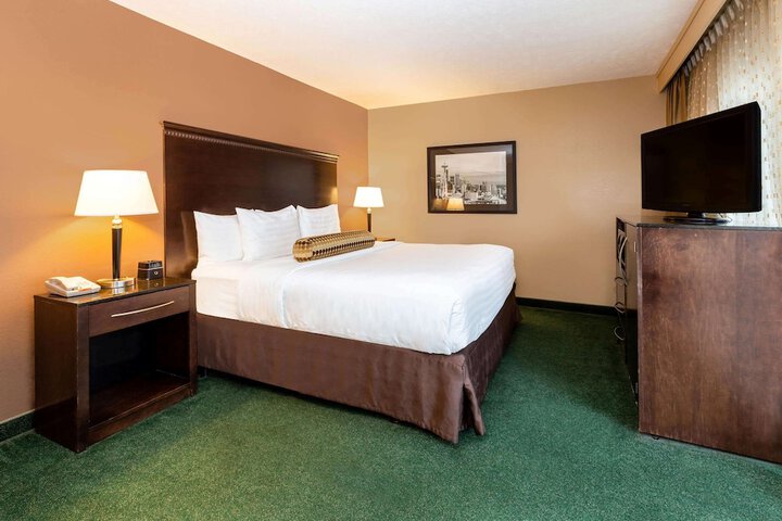 Room 8 of 33
