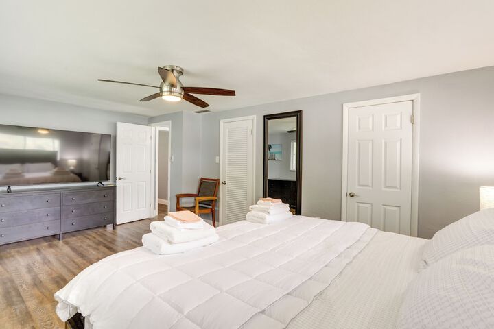 Bright Pinellas Park Getaway w / Private Pool!