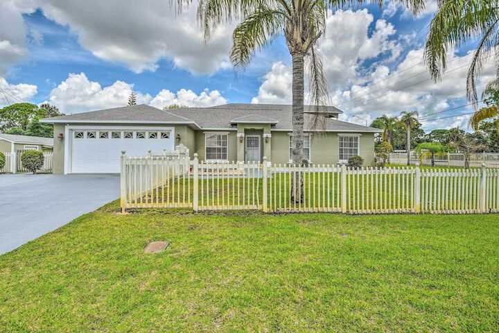 Cozy Coastal Retreat w / Grill 5 Mi to Beach