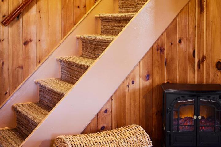 Cozy Cottage with Jacuzzi Sauna, Fire Pit and Reading Nook!