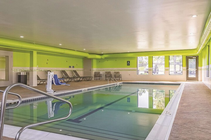 La Quinta Inn & Suites by Wyndham Cleveland Airport West