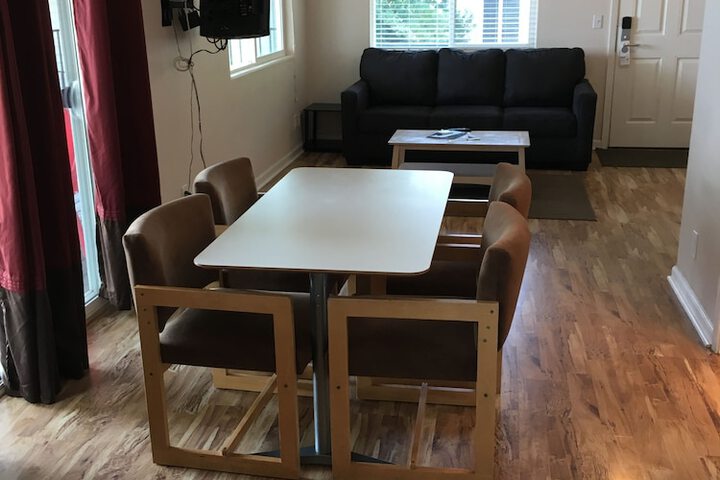 Room 43 of 173