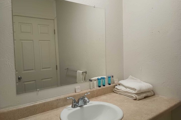 Cedar Inn & Suites