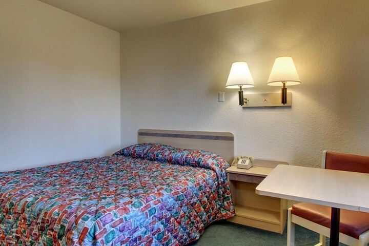 Room 32 of 35