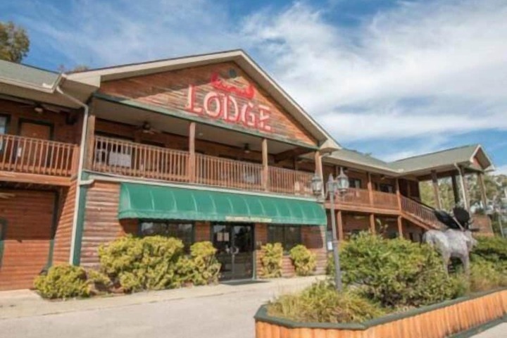 Bullwinkles Rustic Lodge
