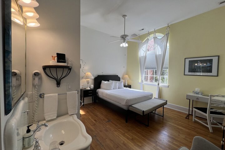 Room 18 of 142