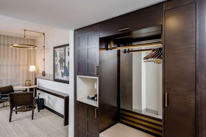 Hotel Fort Des Moines Curio Collection by Hilton
