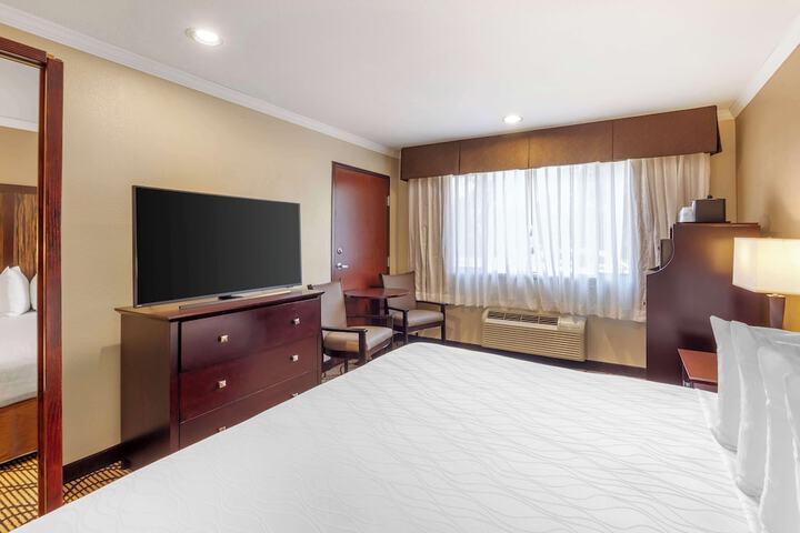 Room 35 of 79