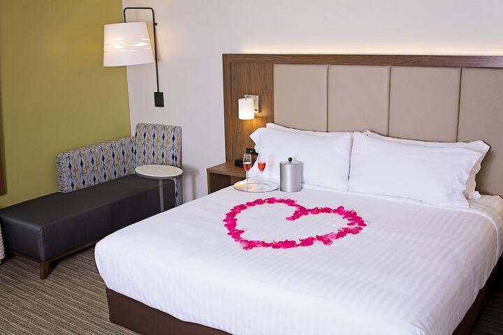 Holiday Inn Express & Suites Greenwood Mall by IHG