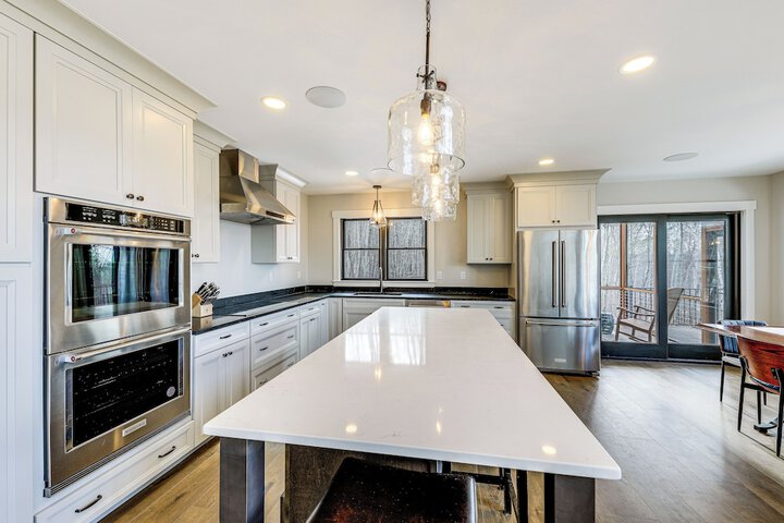 Mountain-view Home in Stoneham w / Hot Yoga Studio!