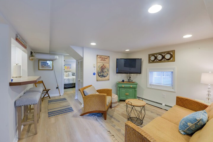Cozy Ventnor Getaway: Walk to Public Beach!