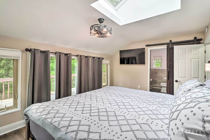 Chic Long Pond Family Home w / Fire Pits & Deck!