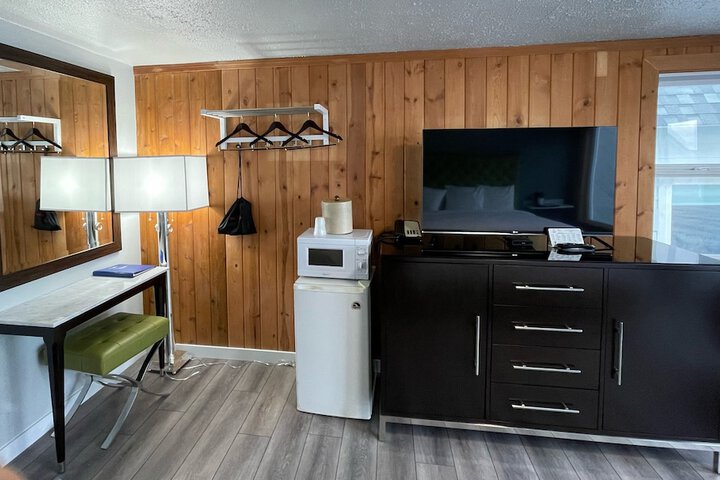 Tides Inn & Suites