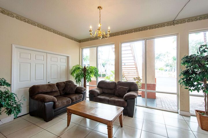 Econo Lodge Inn & Suites Clearwater Central