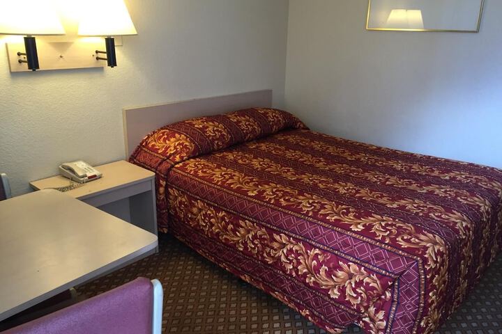 Hilltop Inn & Suites