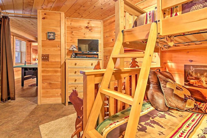 Lake Hartwell Lodge w / Dock Theater + Hot Tub!