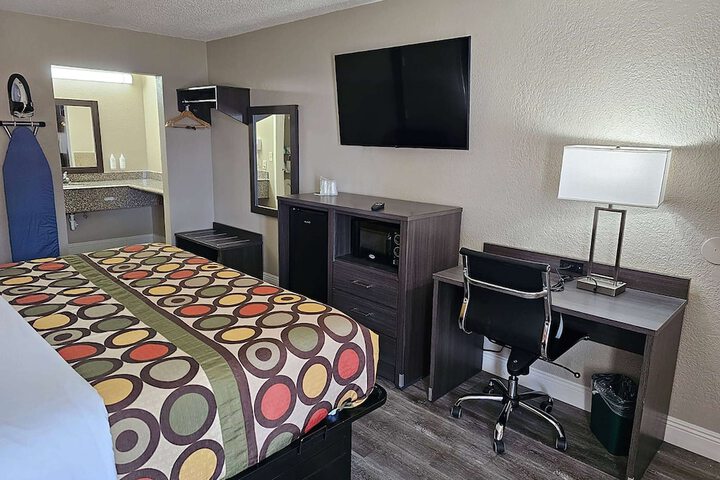 Room 10 of 15