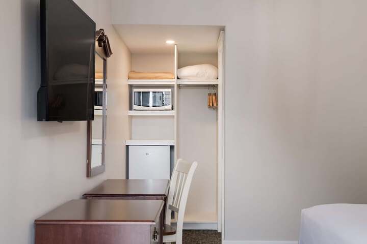 Room 32 of 97