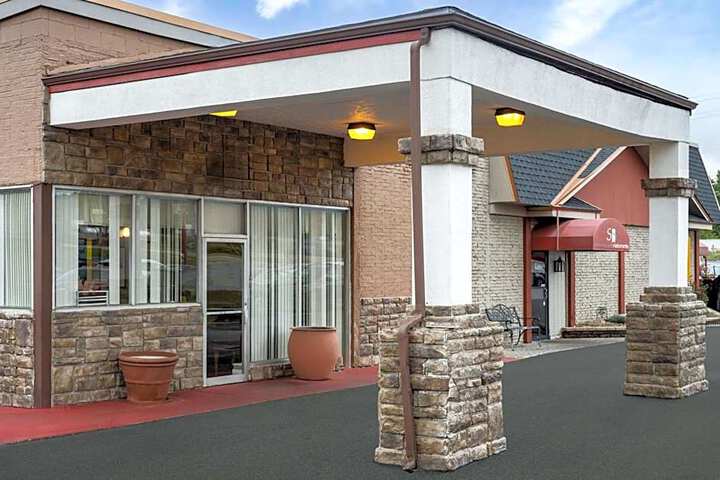Super 8 by Wyndham Youngstown / Girard
