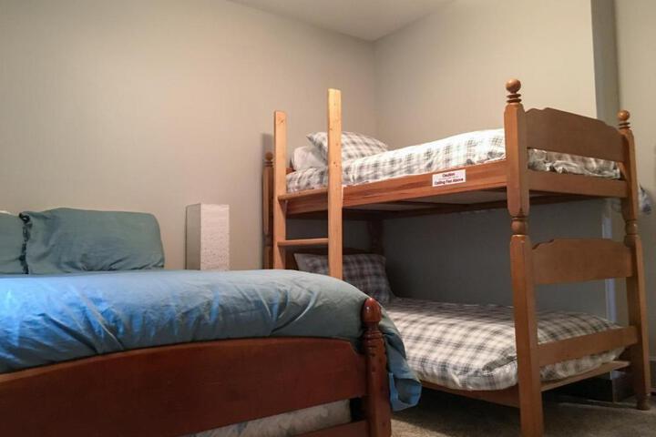 Lakefront Home 4 Bedroom 4 Bath Sleeps 12