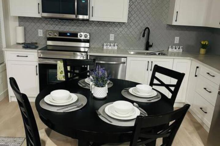 The Royal Bay Escape: Cozy 2 bedrooms garden suite