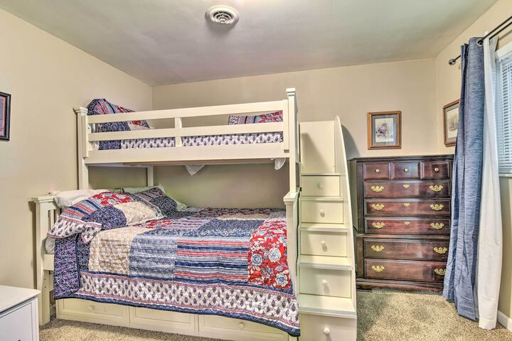 Pet-friendly Taylor Home w / Backyard Oasis!