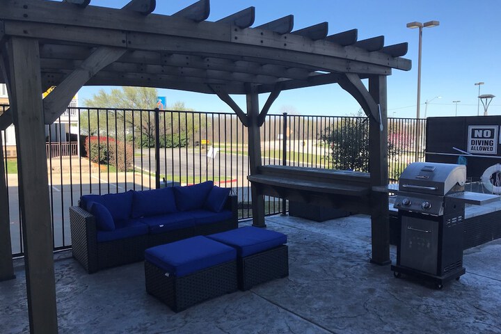 La Quinta Inn & Suites by Wyndham Dallas Grand Prairie North