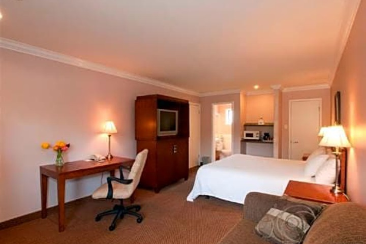 Travelodge by Wyndham Vancouver Lions Gate